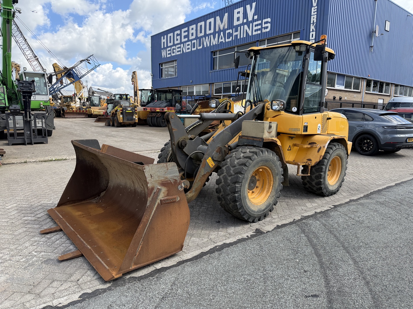 volvo l30gs with forks and bucket